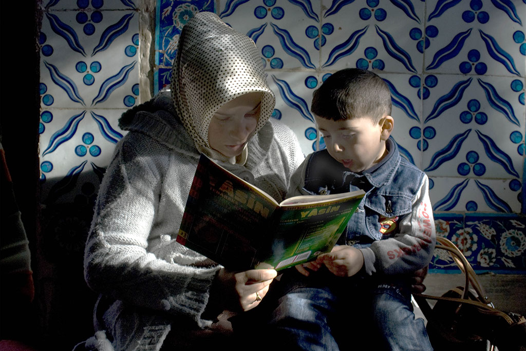 Mutter und Sohn in der Moschee