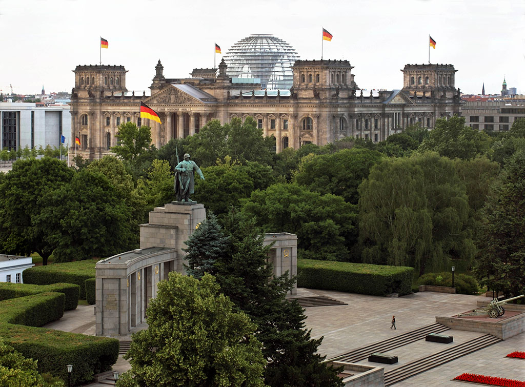 Sowjetisches Ehrenmal und Bundestag
